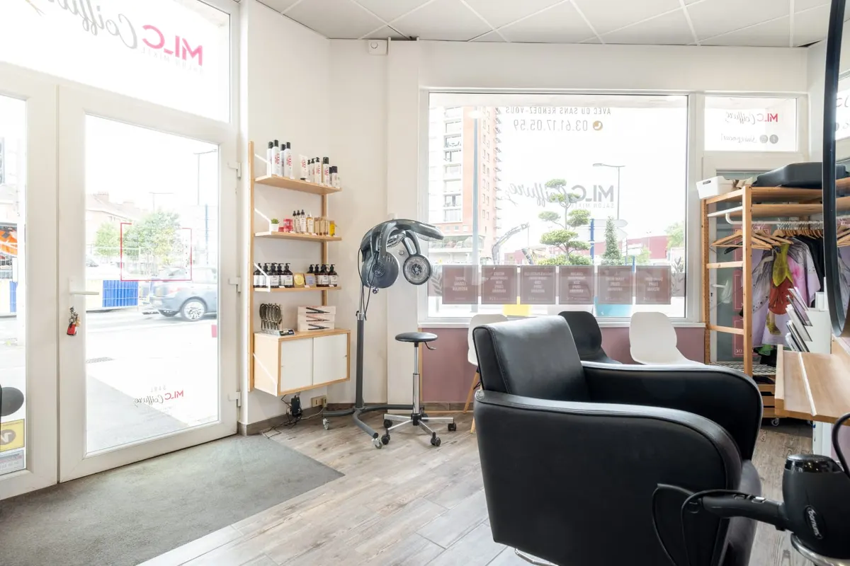 Bar couleurs et entrée de MLC Coiffure à Dunkerque