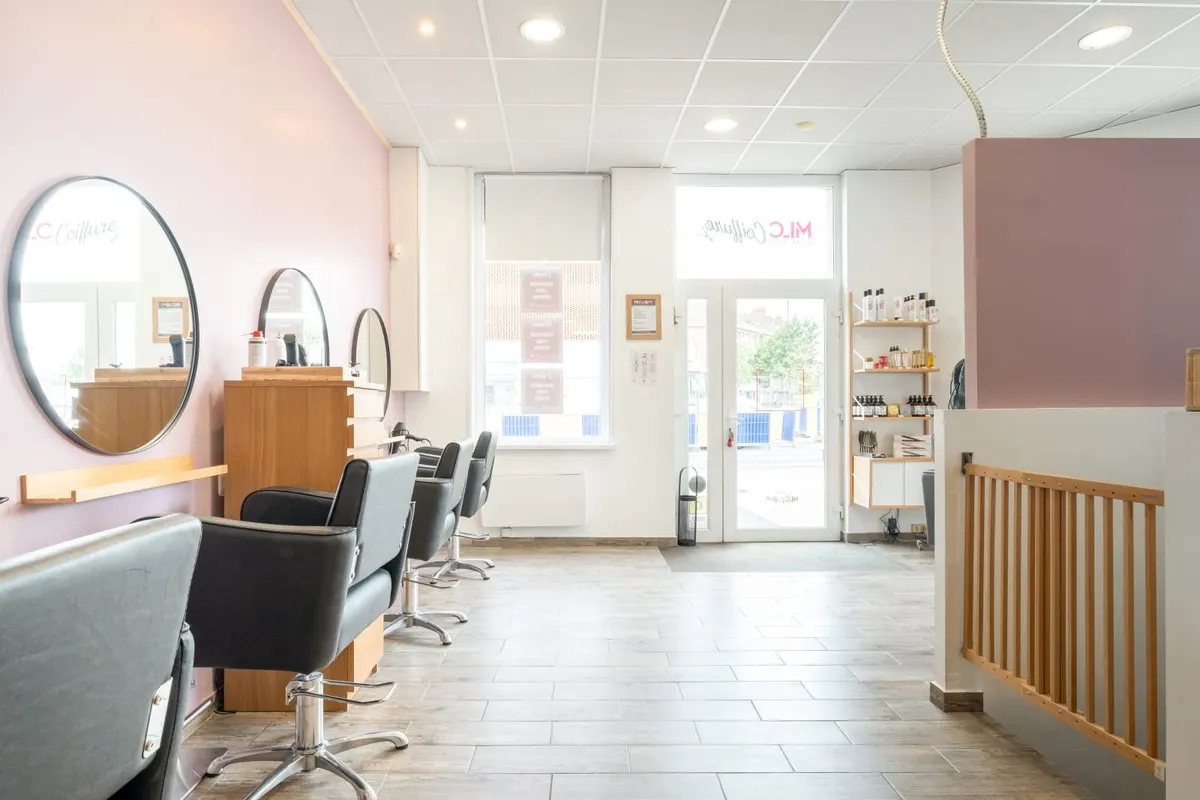 Ambiance et entrée du salon MLC Coiffure à Dunkerque
